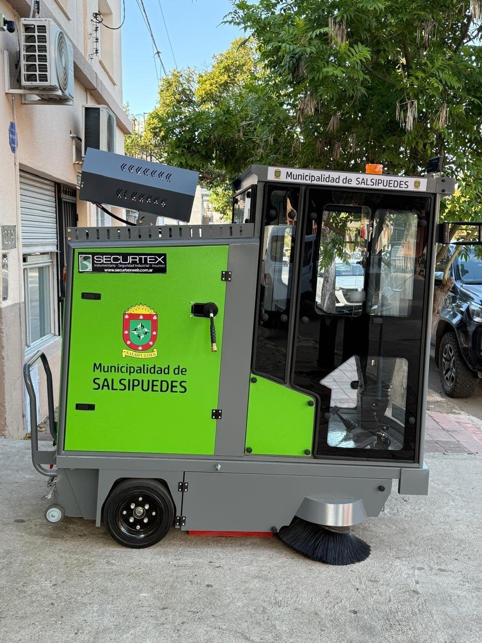 Barredora eléctrica con cabina importada por Securtex para la Municipalidad de Salsipuedes, vista lateral